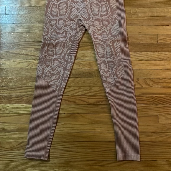 Snake Print Yoga Pants and Sports Bra Set - Picture 4 of 4